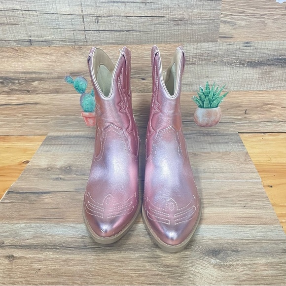 Soda “BLAZING” Western Ankle Boots Stitched Pointed Toe Low Heel Metallic Pink 7 - Picture 2 of 9